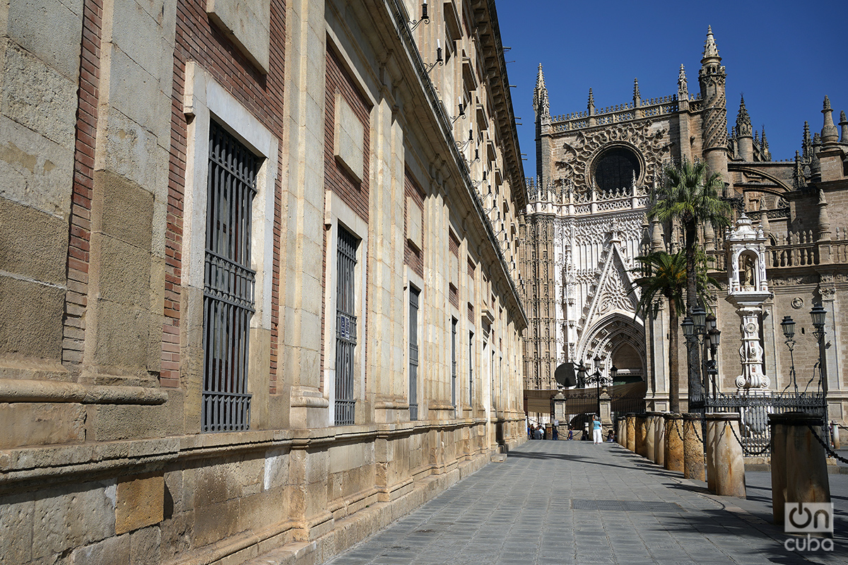 Fachada posterior del Archivo de Indias y al fondo la Catedral de Sevilla. Foto: Alejandro Ernesto.