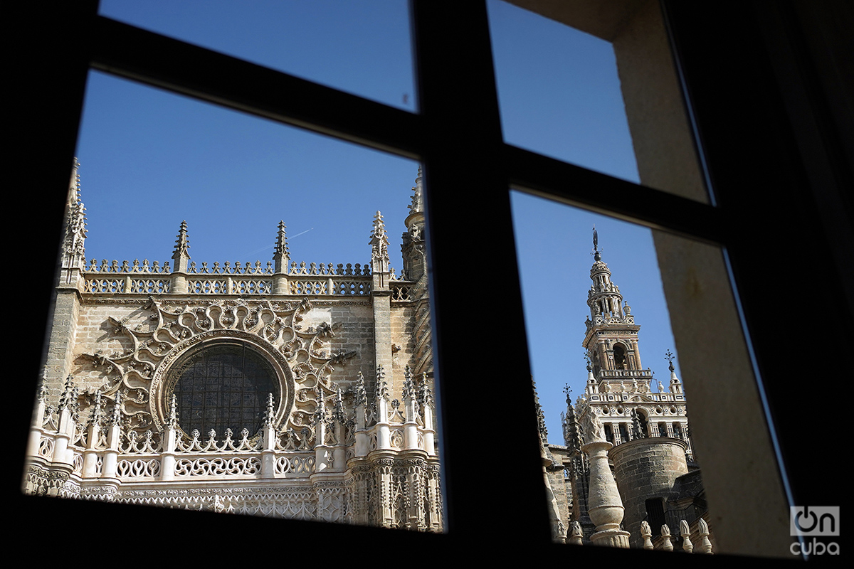 Catedral de Sevilla y Torre de la Giralda vistas a través de una ventana del Archivo de Indias. Foto: Alejandro Ernesto.
