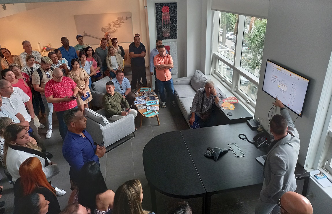 Empresarios privados de Cuba reciben una explicación sobre la plataforma Katapulk en su visita a la oficina de la compañía Fuego Enterprises. Foto: OC.