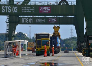 La Terminal de Contenedores Mariel S.A., que forma parte del brazo logístico de GAESA y opera el mayor puerto comercial de la isla, Mariel, vendió sus activos a una empresa gestionada por el Ministerio de Transporte. Foto: Otmaro Rodríguez.