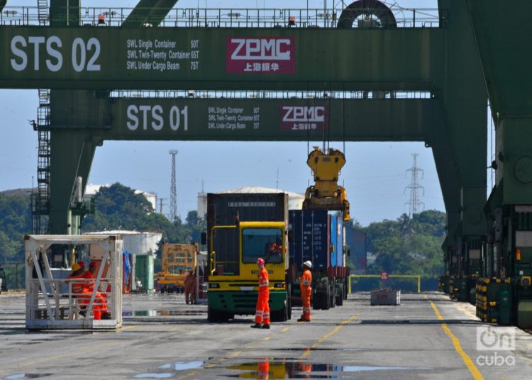 La Terminal de Contenedores Mariel S.A., que forma parte del brazo logístico de GAESA y opera el mayor puerto comercial de la isla, Mariel, vendió sus activos a una empresa gestionada por el Ministerio de Transporte. Foto: Otmaro Rodríguez.