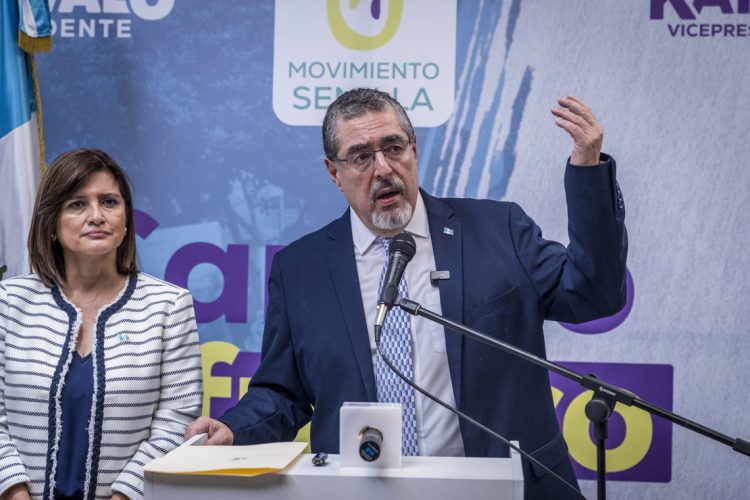 El presidente electo de Guatemala, Bernardo Arévalo de León, junto a la vicepresidenta electa, Karin Herrera, en una rueda de prensa en Ciudad de Guatemala, en la que denunció un "golpe de Estado en curso" en su país para evitar su investidura, el 1 de septiembre de 2023. Foto: Esteban Biba / EFE.