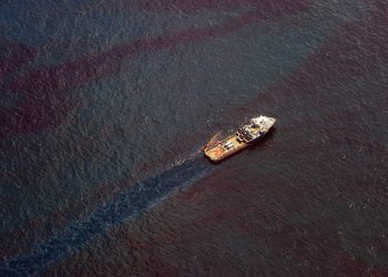 Contaminación en el Golfo de México por la explosión de una plataforma marina en 2010. Foto: AFP, vía: El Tiempo.