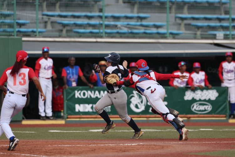 Las cubanas durante el juego contra Francia, el viernes. Foto: WBSC.