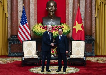 El Presidente de Vietnam, Vo Van Thuong (Der.), junto al Presidente de los Estados Unidos, Joe Biden, durante una reunión en el Palacio Presidencial de Hanoi, Vietnam, el 11 de septiembre de 2023. Biden llegó a Hanoi después de asistir a la Cumbre del Grupo de los 20 en India. Foto: EFE/EPA/NHAC NGUYEN.