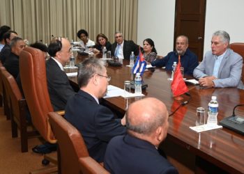 Díaz-Canel junto a miembros de la delegación de China que participa en la XII Reunión del Grupo de Trabajo Conjunto de la Biotecnología Cuba-China. Foto: Presidencia Cuba.