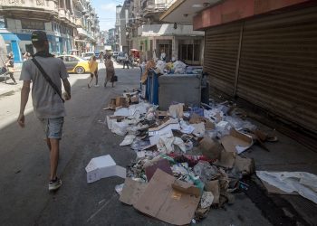 Un hombre pasa junto a un depósito desbordado de basura, en Centro Habana. Foto: Otmaro Rodríguez.