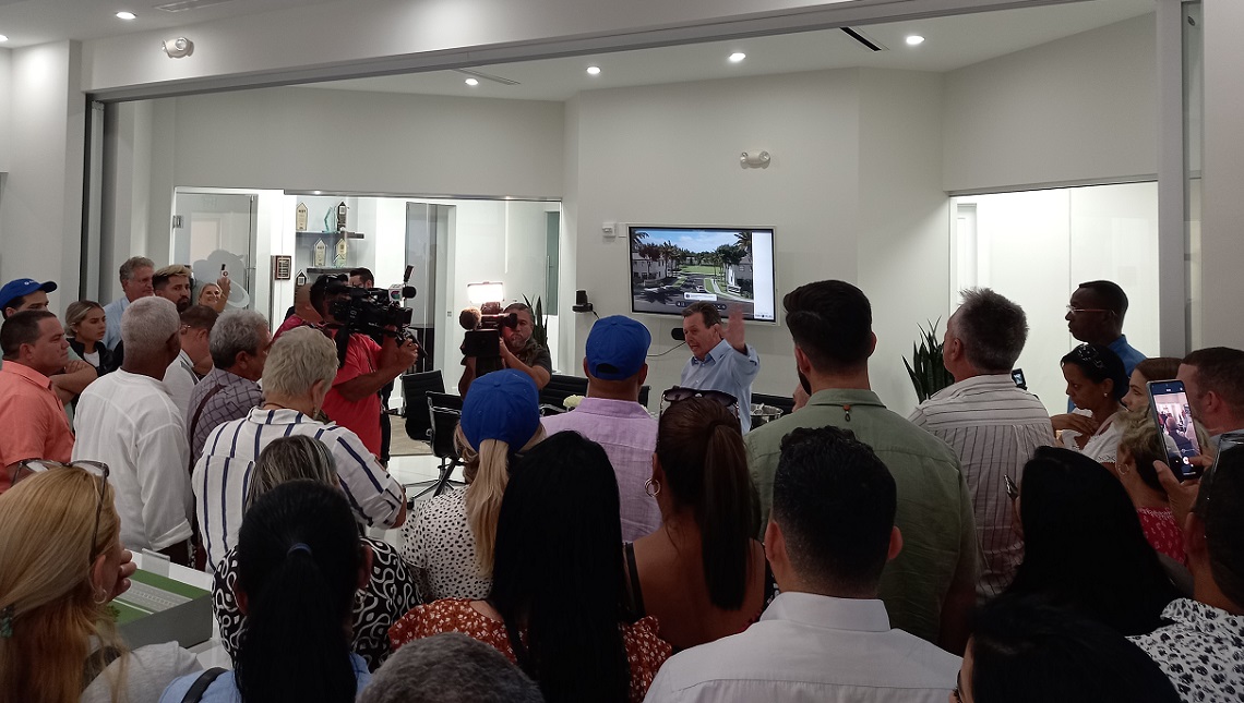 Intercambio del empresario Sergio Pino con empresarios privados de Cuba, en la sede de la  constructora Century Homebuilders Group. Foto: OC.