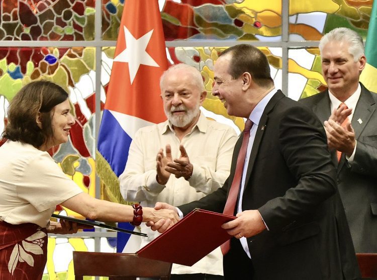 Los ministros de Salud de Brasil, Nísia Trinidade, y Cuba, José Ángel Portal, se saludan tras la firma de un acuerdo bilateral en La Habana. Detrás, los presidentes Lula da Silva (izq) y Miguel Díaz-Canel. Foto: @japortalmiranda / Twitter.