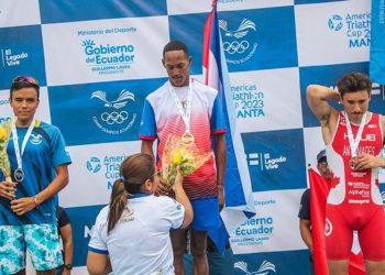 El cubano Alejandro Rodríguez (centro) es premiado por su triunfo en la Copa de Triatlón de las Américas de Manta 2023, en Ecuador. Foto: Jit.