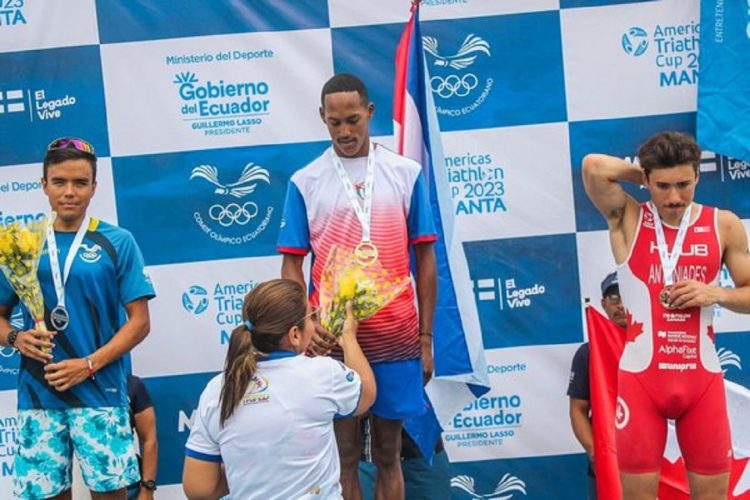 El cubano Alejandro Rodríguez (centro) es premiado por su triunfo en la Copa de Triatlón de las Américas de Manta 2023, en Ecuador. Foto: Jit.