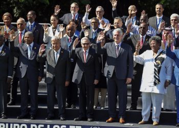Líderes internacionales reunidos en la cumbre del Grupo de los 77 y China, en La Habana. En la foto aparecen, entre otros, el presidente de Cuba, Miguel Díaz-Canel (2-d), el exmandatario Raúl Castro (3-d) y el secretario general de las Naciones Unidas, Antonio Guterres (4-d). Foto: Ernesto Mastrascusa / EFE.