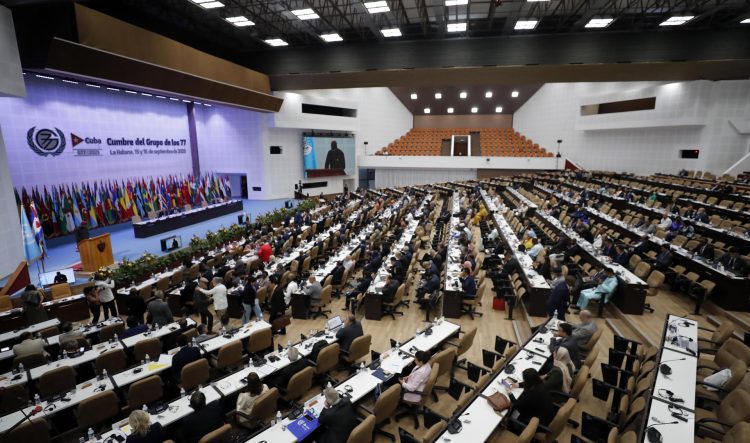Salón plenario del Palacio de Convenciones durante la Cumbre del G77+China. Foto: Ernesto Mastrascusa/EFE.