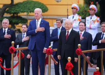 Biden (izq) y Nguyen Phu Trong (der), en el Palacio Presidencial del Hanói. Foto: LUONG THAI LINH/EFE/EPA.