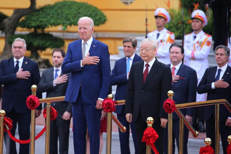 Biden (izq) y Nguyen Phu Trong (der), en el Palacio Presidencial del Hanói. Foto: LUONG THAI LINH/EFE/EPA.