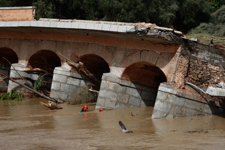 Los servicios de emergencia continúan con la búsqueda de un desaparecido en los alrededores de Aldea del Fresno en Madrid, este lunes. Foto: Rodrigo Jiménez/EFE.