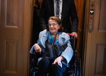 La fallecida senadora Feinstein hace tres semanas en su última visita a la Cámara Alta. | foto: Tom Williams/ Roll Call.