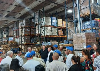 El excongresista Joe García habla a empresarios privados de Cuba de visita en Miami, en un almacen de la compañía Atlantic Grocery Supply, junto a directivos de la misma. Foto: OC.