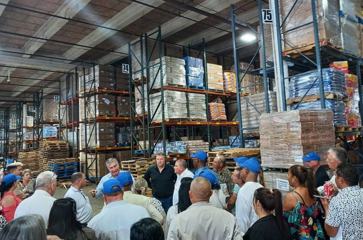 El excongresista Joe García habla a empresarios privados de Cuba de visita en Miami, en un almacen de la compañía Atlantic Grocery Supply, junto a directivos de la misma. Foto: OC.