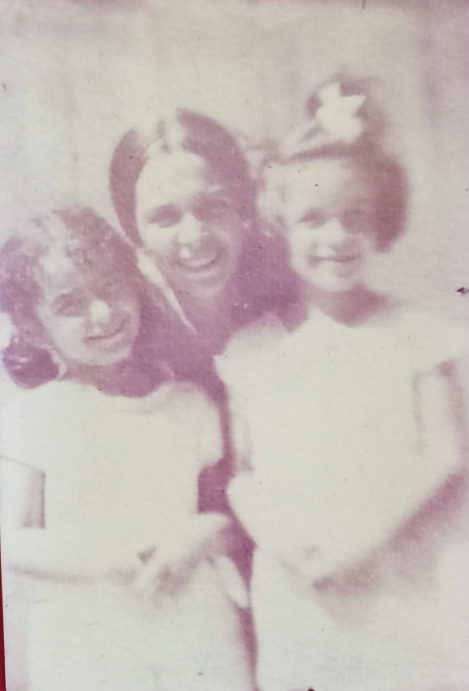 Josefina Badía junto a sus hijas Bella y Fina García Marruz. Foto: Archivo familiar.