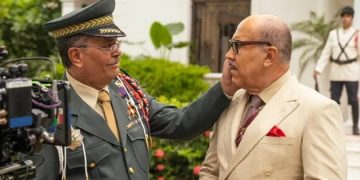 Los actores cubanos Luis Alberto García (izq) y Héctor Noas durante el rodaje de la serie “El grito de las mariposas”. Foto: cubactores.com