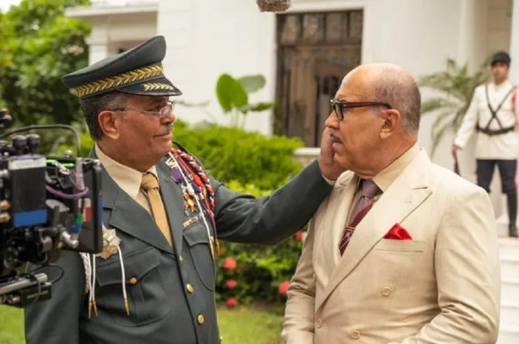 Los actores cubanos Luis Alberto García (izq) y Héctor Noas durante el rodaje de la serie “El grito de las mariposas”. Foto: cubactores.com