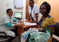 Doctora cubana atendiendo pacientes en Kenia. Foto: Embajada de Cuba en Kenia / Archivo.