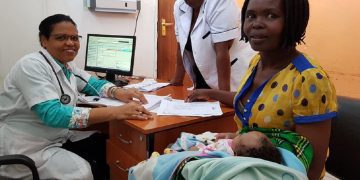 Doctora cubana atendiendo pacientes en Kenia. Foto: Embajada de Cuba en Kenia / Archivo.