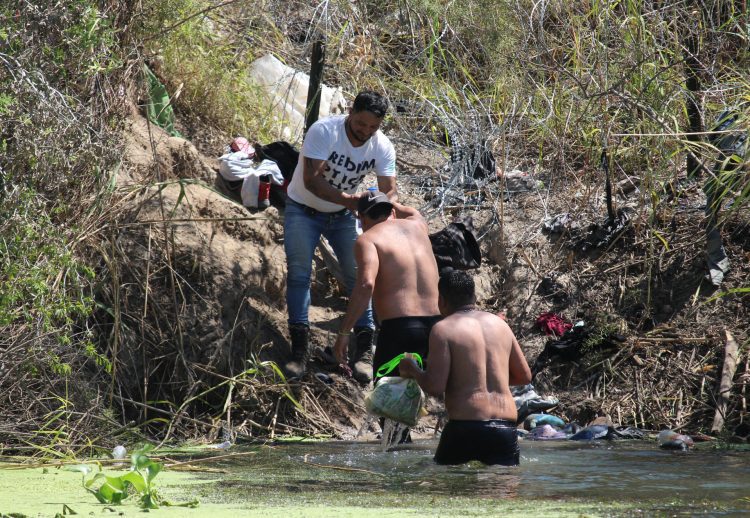 La Guardia Nacional estadounidense retienen a migrantes venezolanos que cruzaron el fronterizo río Bravo (río Grande en EEUU) en el norte de México. Foto: Abrahan Pineda-Jacome/EFE.