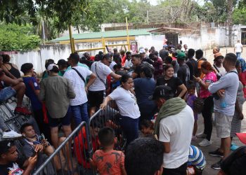 Migrantes de Cuba y otros países hacen fila en espera de peticiones de asilo en la ciudad de Tapachula, en el estado mexicano de Chiapas. Foto: Juan Manuel Blanco / EFE.