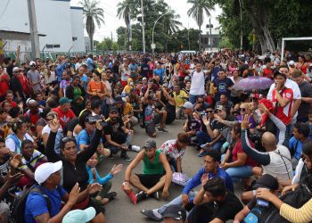 Protesta de migrantes frente a la sede del Instituto Nacional de Migración (INM) en Tapachula, estado de Chiapas. Foto: Juan Manuel Blanco/EFE.