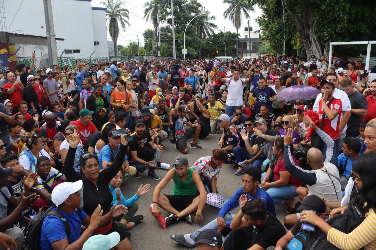 Protesta de migrantes, entre ellos cubanos, frente a la sede del Instituto Nacional de Migración (INM) en Tapachula, estado de Chiapas. Foto: Juan Manuel Blanco / EFE / Archivo.