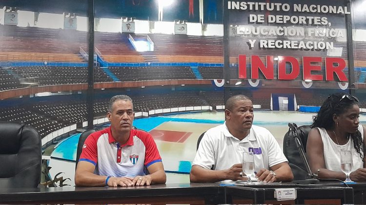 Onel Planas (al centro) durante su presentación como nuevo director técnico de la selección masculina cubana de baloncesto: Foto Twitter @DavidRSG94