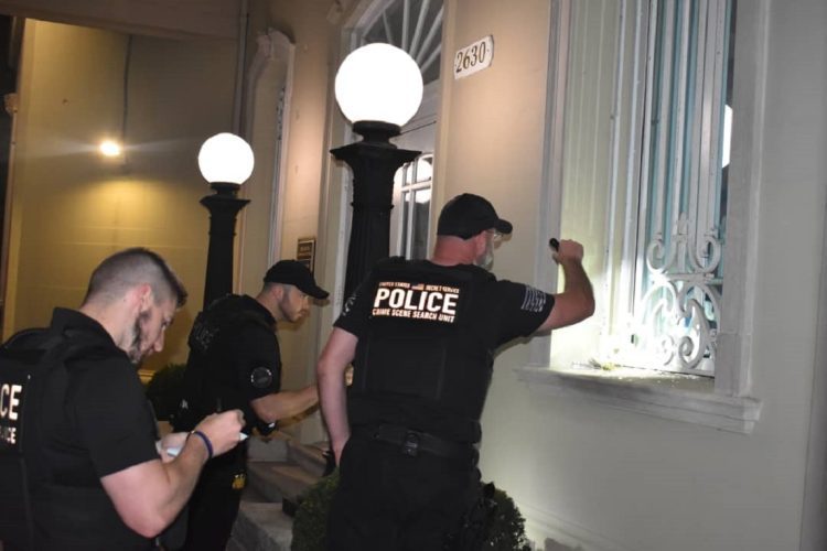 Policías estadounidenses en la Embajada de Cuba en Washington luego de un ataque contra la sede diplomática de la isla. Foto: Minrex / Archivo.