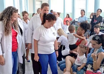Inicia intervención comunitaria para vacunación antineumocócica en población pediátrica en Cienfuegos. Foto: Instituto Finlay de Vacunas/Twitter.