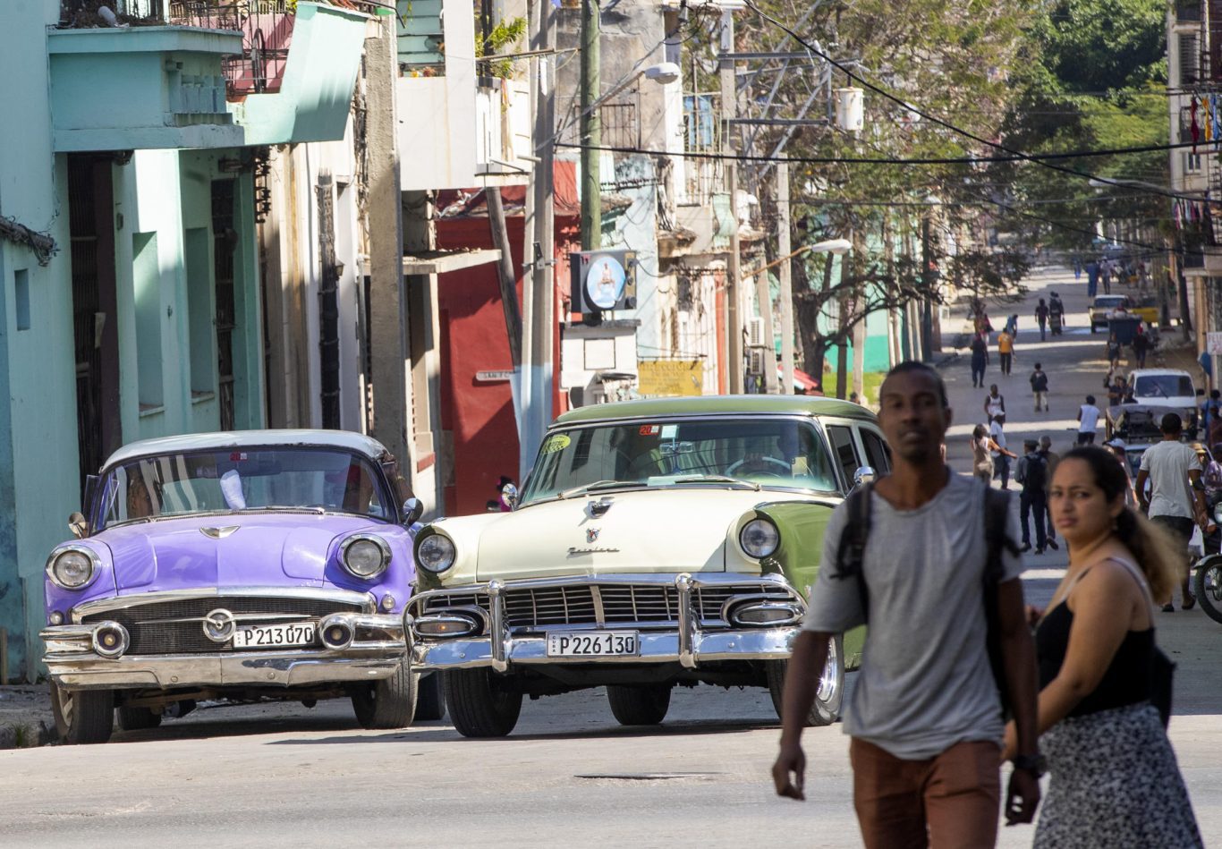 Personas y vehículos en La Habana. Foto: EFE/Yander Zamora.