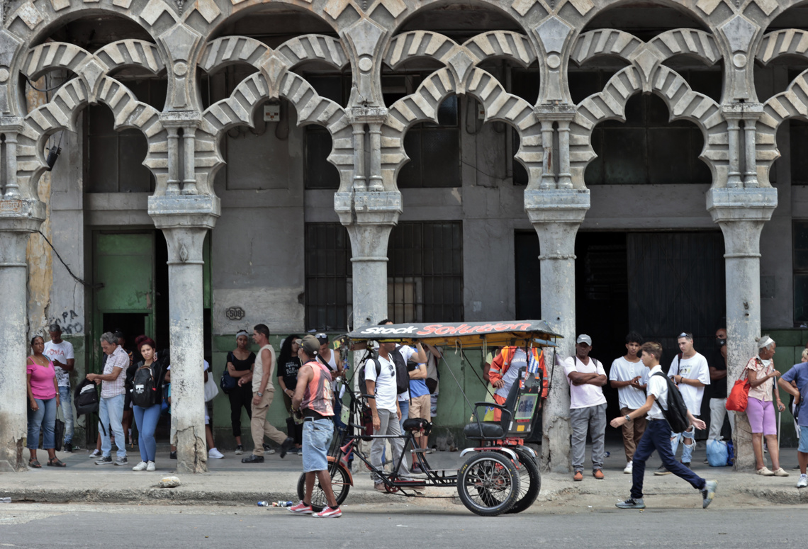 Una parada en La Habana. Foto: EFE/ Ernesto Mastrascusa.