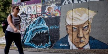 Mural del artista Chris Veal de la foto de registro de Trump en la Fulton County Jail. Paseo peatonal de Atlanta BeltLine Eastside Trail, en Georgia, el 6 de septiembre de 2023. Foto: EFE/EPA/Erik S. Lesser.