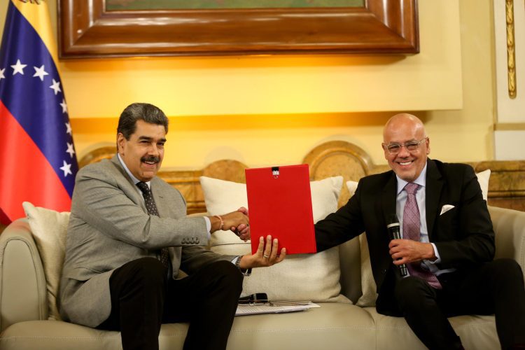 Maduro y Jorge Rodríguez, en Caracas. Foto: Prensa Miraflores/EFE.