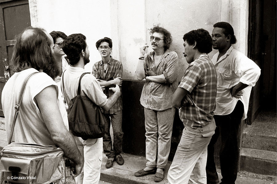 Tiempos de fundación. En la imagen se reconocen Aldo Menéndez (de frente), primer director del Taller, Pedro Pablo Oliva (a la derecha, cruzado de brazos), Nelson Villalobo (de espaldas, en primer plano) y Carlos García (apenas entrevisto).
