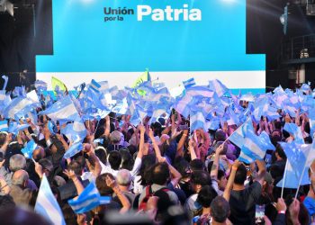 Simpatizantes del candidato presidencial Sergio Massa acuden a un acto tras conocerse los resultados de la primera vuelta de las elecciones argentinas, 22 de octubre, Buenos Aires. Foto: EFE/ Enrique García Medina.