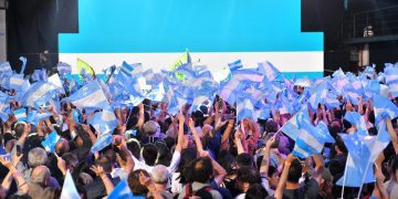 Simpatizantes del candidato presidencial Sergio Massa acuden a un acto tras conocerse los resultados de la primera vuelta de las elecciones argentinas, 22 de octubre, Buenos Aires. Foto: EFE/ Enrique García Medina.