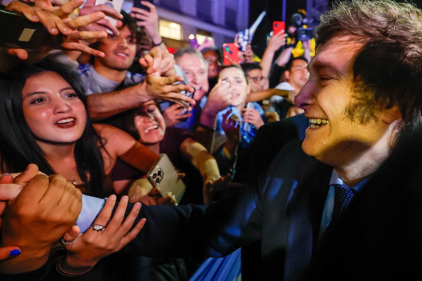 El candidato presidencial Javier Milei saluda a simpatizantes tras conocerse los resultados de la primera vuelta de las elecciones argentinas, 22 de octubre, en Buenos Aires. Foto: EFE/ Juan Ignacio Roncoroni.