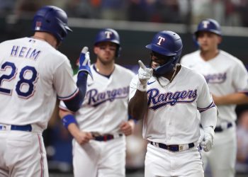 Adolis García (derecha) y los Rangers buscarán impedir que los Astros vayan de nuevo a la Serie Mundial. Foto: Adam Davis/EFE