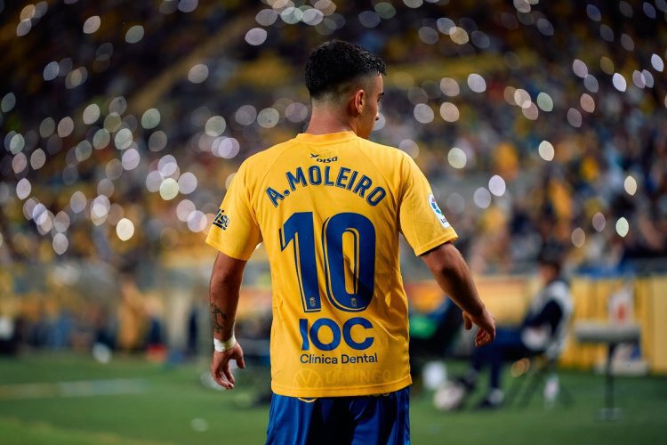 El futbolista hispano-cubano Alberto Moleiro es una de las grandes promesas de Las Palmas, club de Primera Dvisión en la Liga Española. Foto: Gabriel Jimenez/Quality Sport Images/Getty Images.