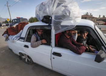 Armenios étnicos huyen en su coche de Nagorno Karabaj. Azerbayán lanzó una breve ofensiva militar el pasado 19 de septiembre en la disputada región, un enclave que alberga a 120 000 ciudadanos de origen armenio. Foto: ANATOLY MALTSEV/EFE.