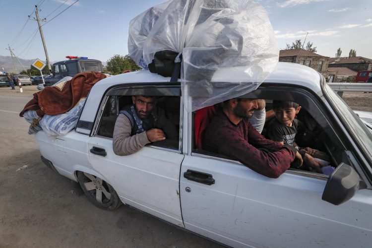 Armenios étnicos huyen en su coche de Nagorno Karabaj. Azerbayán lanzó una breve ofensiva militar el pasado 19 de septiembre en la disputada región, un enclave que alberga a 120 000 ciudadanos de origen armenio. Foto: ANATOLY MALTSEV/EFE.