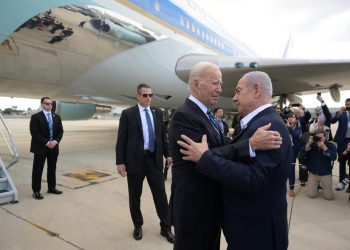El primer ministro israelí Benjamin Netanyahu da la bienvenida a Biden en el Aeropuerto Internacional Ben-Gurion, durante una visita del mandatario estadounidense a Israel. Foto: Avi Ohion / EFE / Archivo.