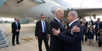 El primer ministro israelí Benjamin Netanyahu da la bienvenida a Biden en el Aeropuerto Internacional Ben-Gurion, durante una visita del mandatario estadounidense a Israel. Foto: Avi Ohion / EFE / Archivo.