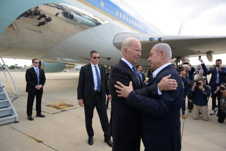El primer ministro israelí Benjamin Netanyahu da la bienvenida a Biden en el Aeropuerto Internacional Ben-Gurion, durante una visita del mandatario estadounidense a Israel. Foto: Avi Ohion / EFE / Archivo.